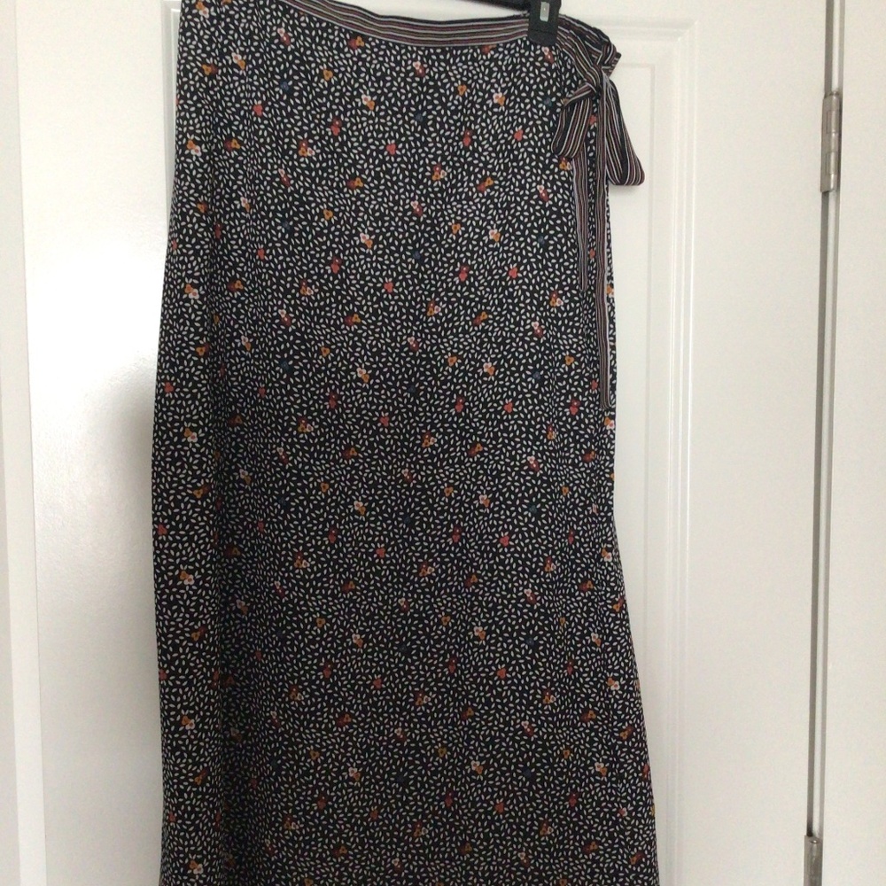 Max Studio Floral Faux Wrap Skirt Size Large black /white/ burgundy floral